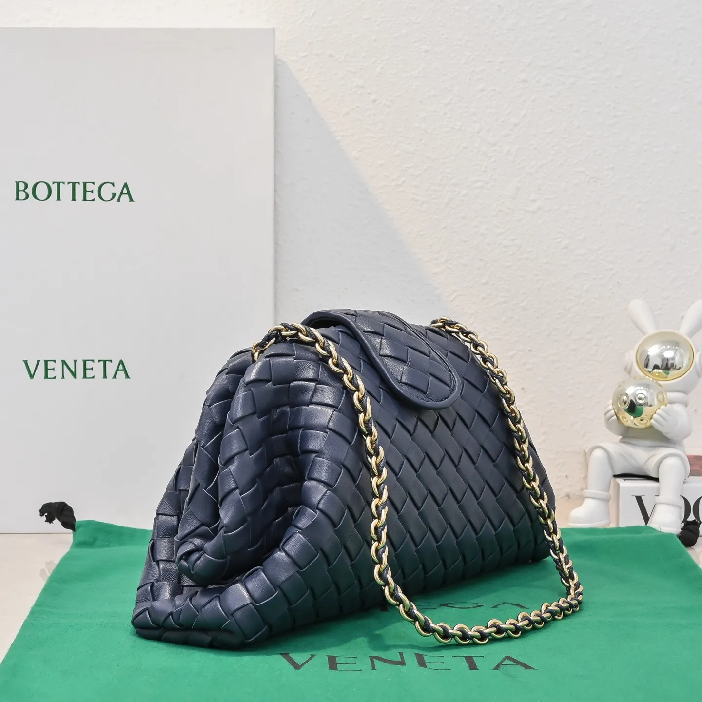 Batch 2260 Bitters Venetia 2024 summer series brings Lauren 1980 handbags back to the public eye. The design of the bag is inspired by ancient Roman architecture. It uses the brand's iconic Intrecciato lambskin woven bag body with a hard frame. No logo can be seen on the whole bag. It is equipped with a leather woven metal chain. When using it as a clutch, just put the chain directly in the bag ~ showing an elegant and timeless style. Decades later, when Lauren Hutton once again walked on the Bottega Venetia spring and summer show with this bag, the charm of the year still remains intact despite the passage of time. Size: 31.5*16.5*11 Style No.: 5807